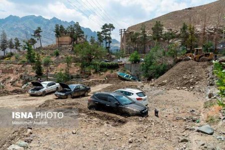 سیلاب در این شهر ۴ خودرو را با خود برد؛ عملیات جست‌وجو ادامه دارد