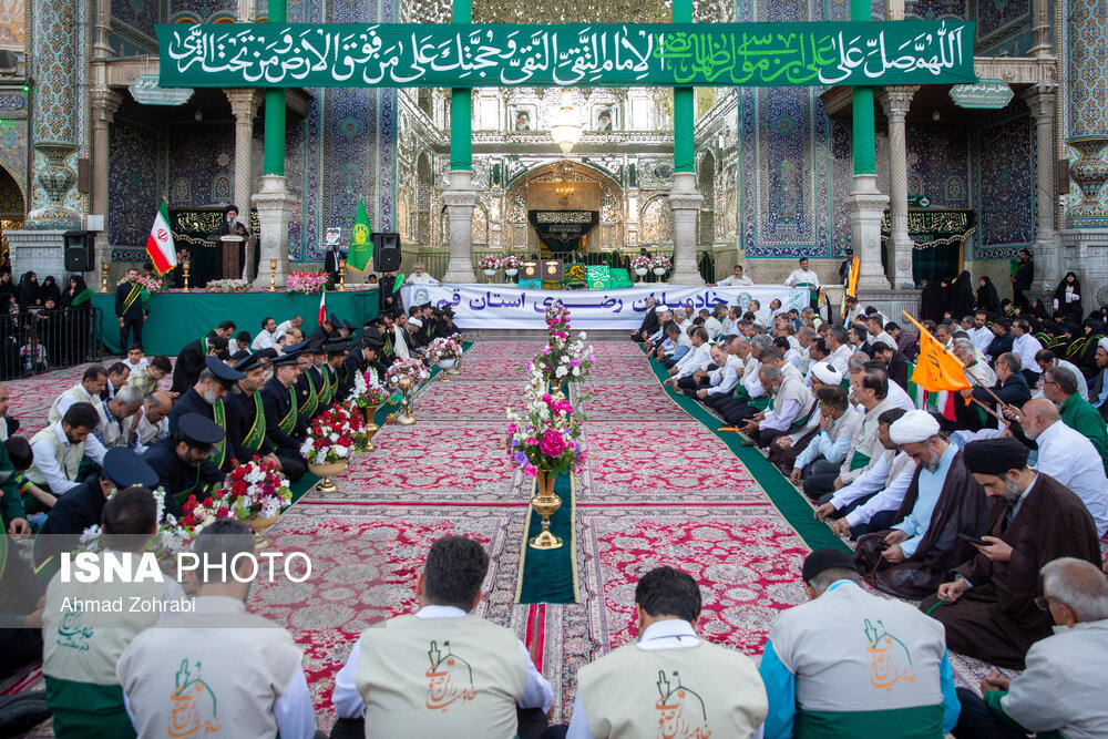 گلآرایی حرم رضوی با ۲۰۰ هزار بوته گل در دهه کرامت / ۱۱ سازه تزئینی جدید در صحنها نصب شد